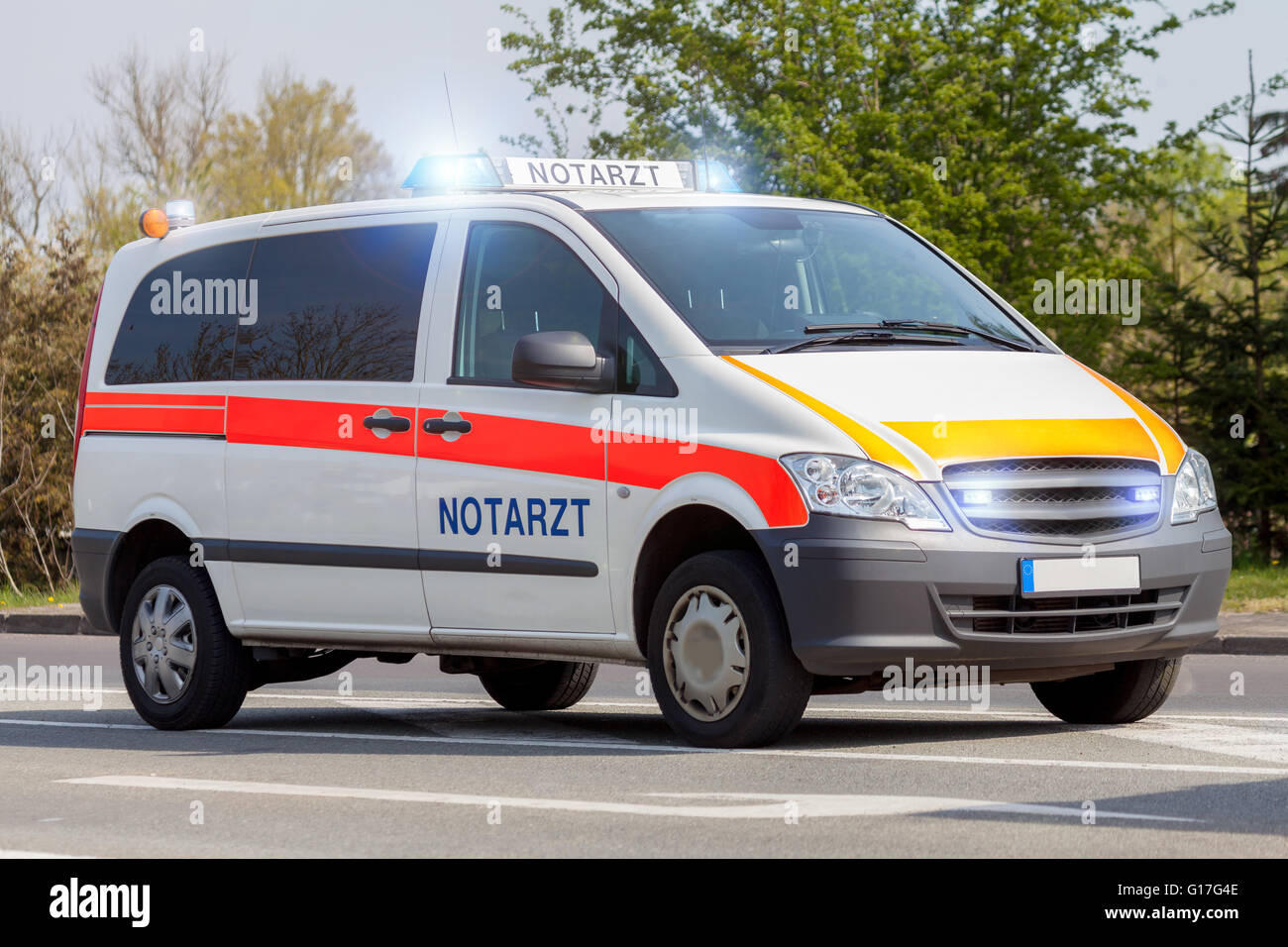 Deutsche Rettungswagen Auto steht auf der Straße Stockfoto