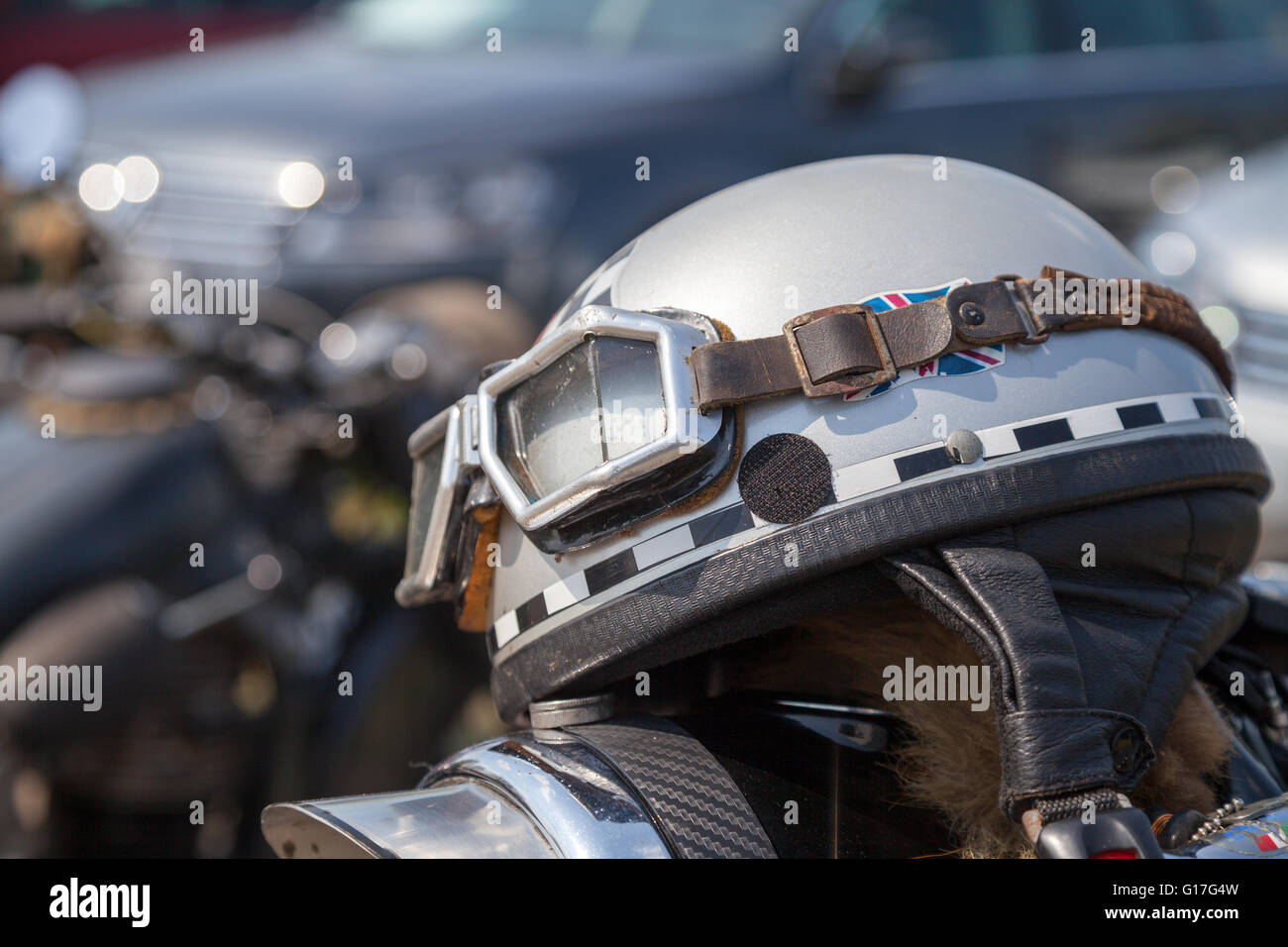 Oldtimer-Motorrad-Sturzhelm liegt auf dem Motorrad Stockfoto