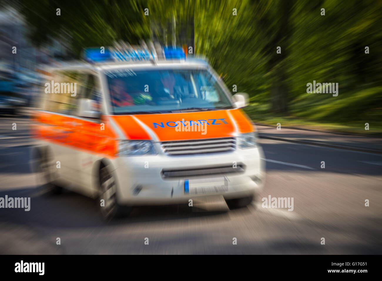 Deutsche Rettungswagen Auto fährt auf der Straße Stockfoto
