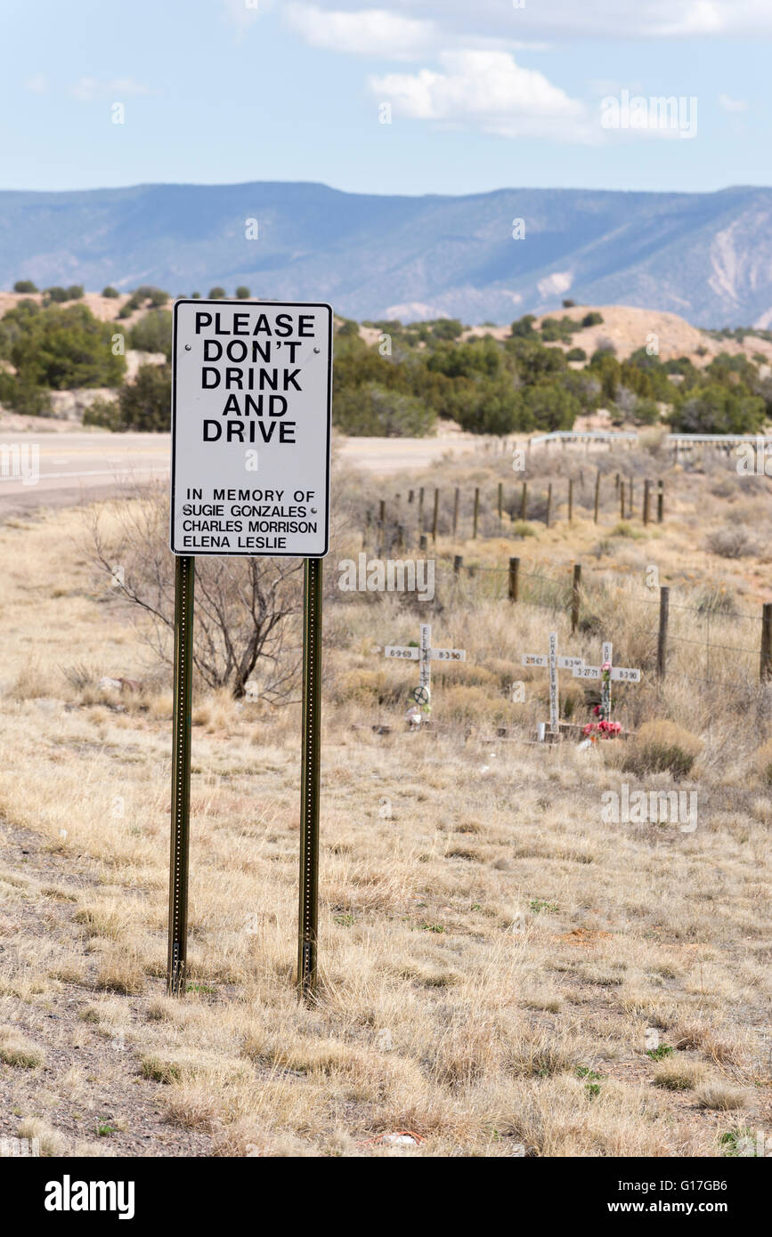 Nicht trinken Sie und fahren Sie Zeichen an einer Unfallstelle in New Mexico. Stockfoto