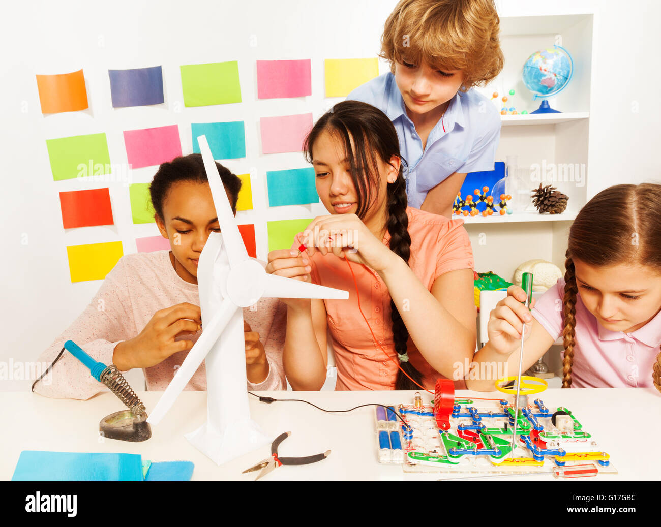 Kinder lernen die Prozesse der Energieübertragung Stockfoto