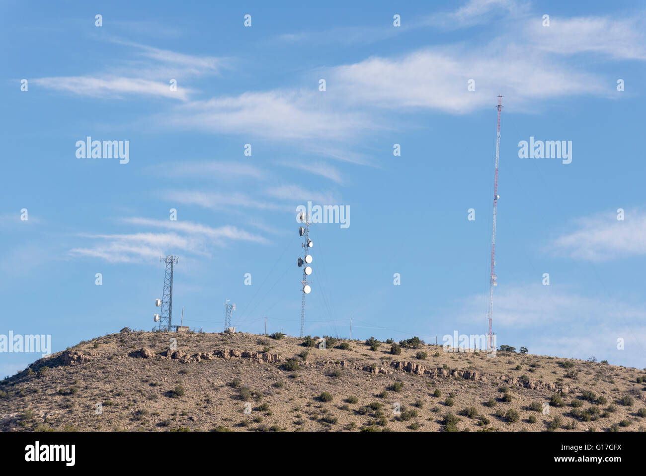 Kommunikation erhebt sich auf einem Gipfel im Zentrum von New Mexiko. Stockfoto