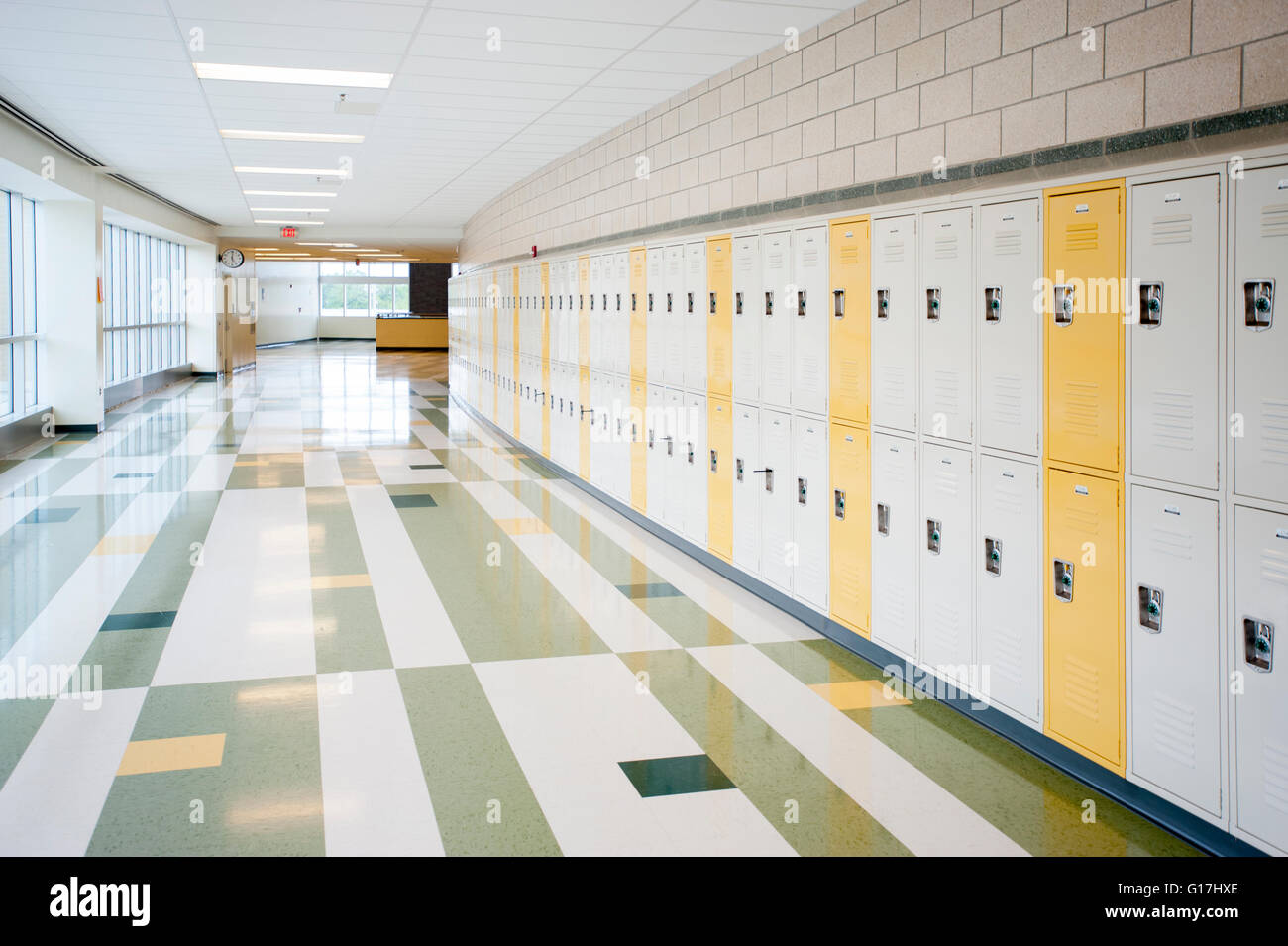 Bildung leeren Hallen einer modernen amerikanischen Highschool mit Schließfächern und windows Stockfoto