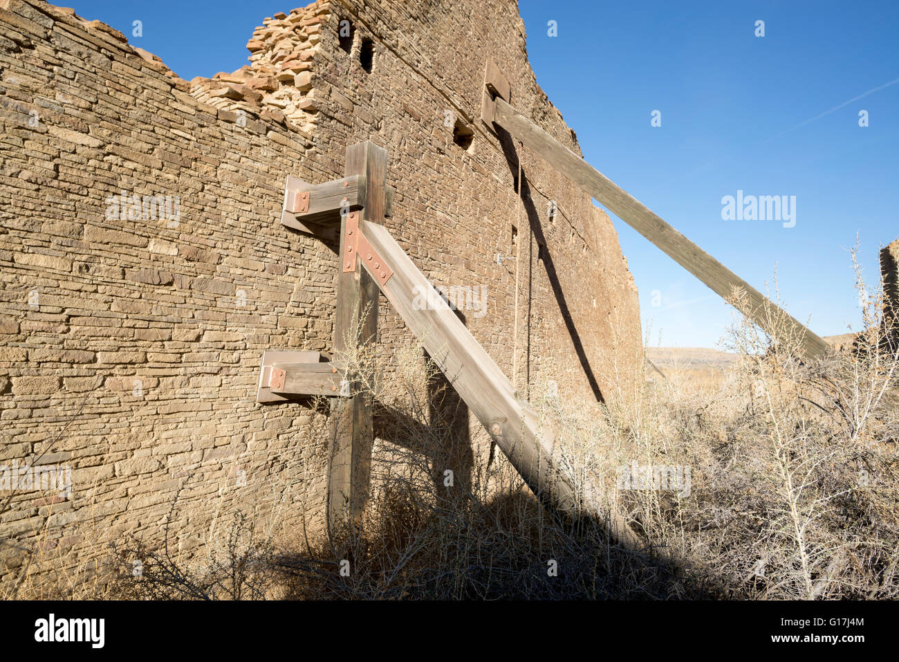 Hosenträger Stabilisierung einer Wand Pueblo Bonito, Chaco Culture National Historical Park, New-Mexico. Stockfoto