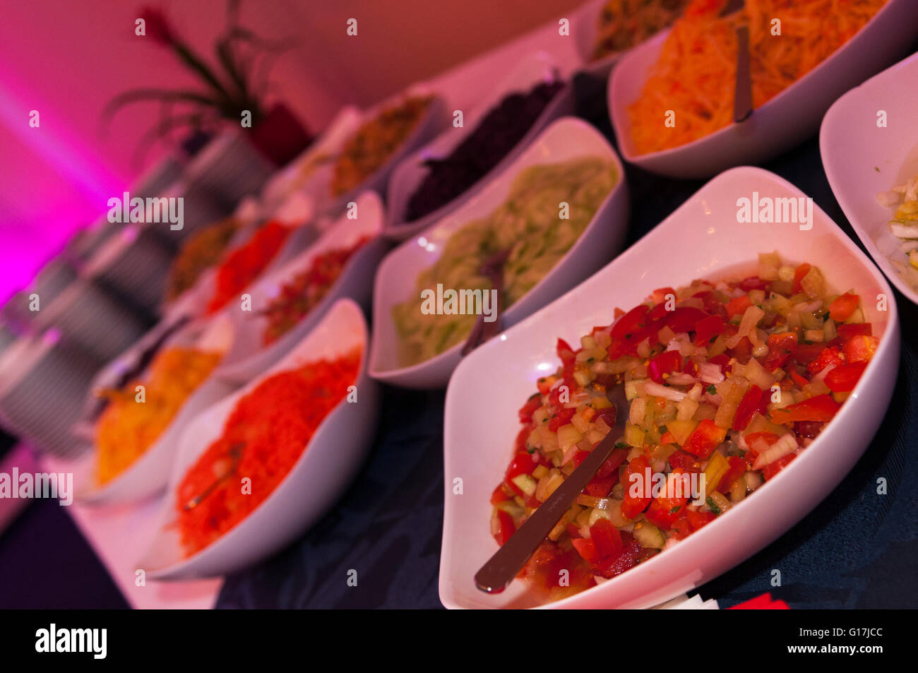 Schalen mit frischem Obst und Gemüse catering bereit für Bankett Stockfoto