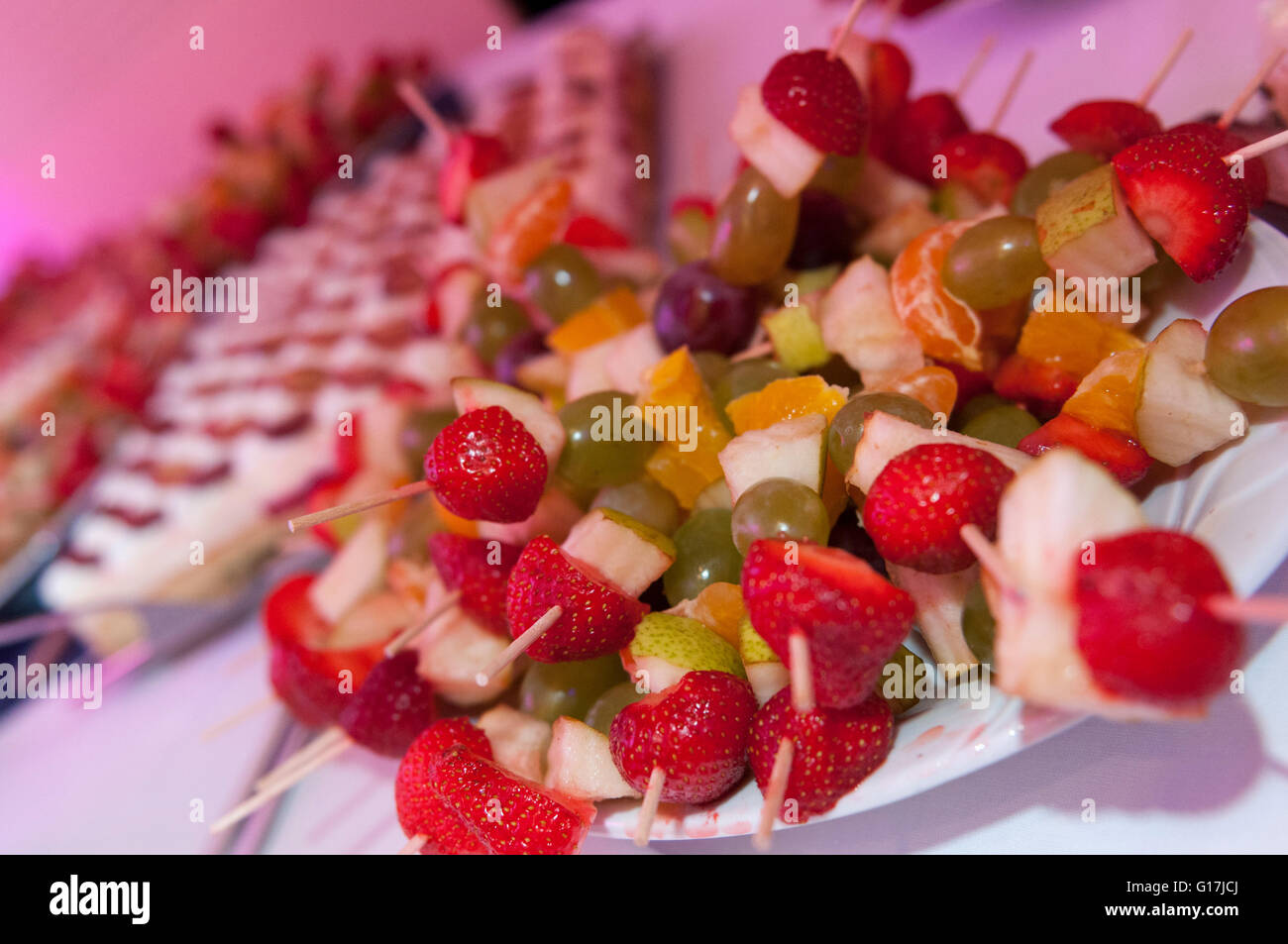 Schalen mit frischem Obst und Gemüse catering bereit für Bankett Stockfoto