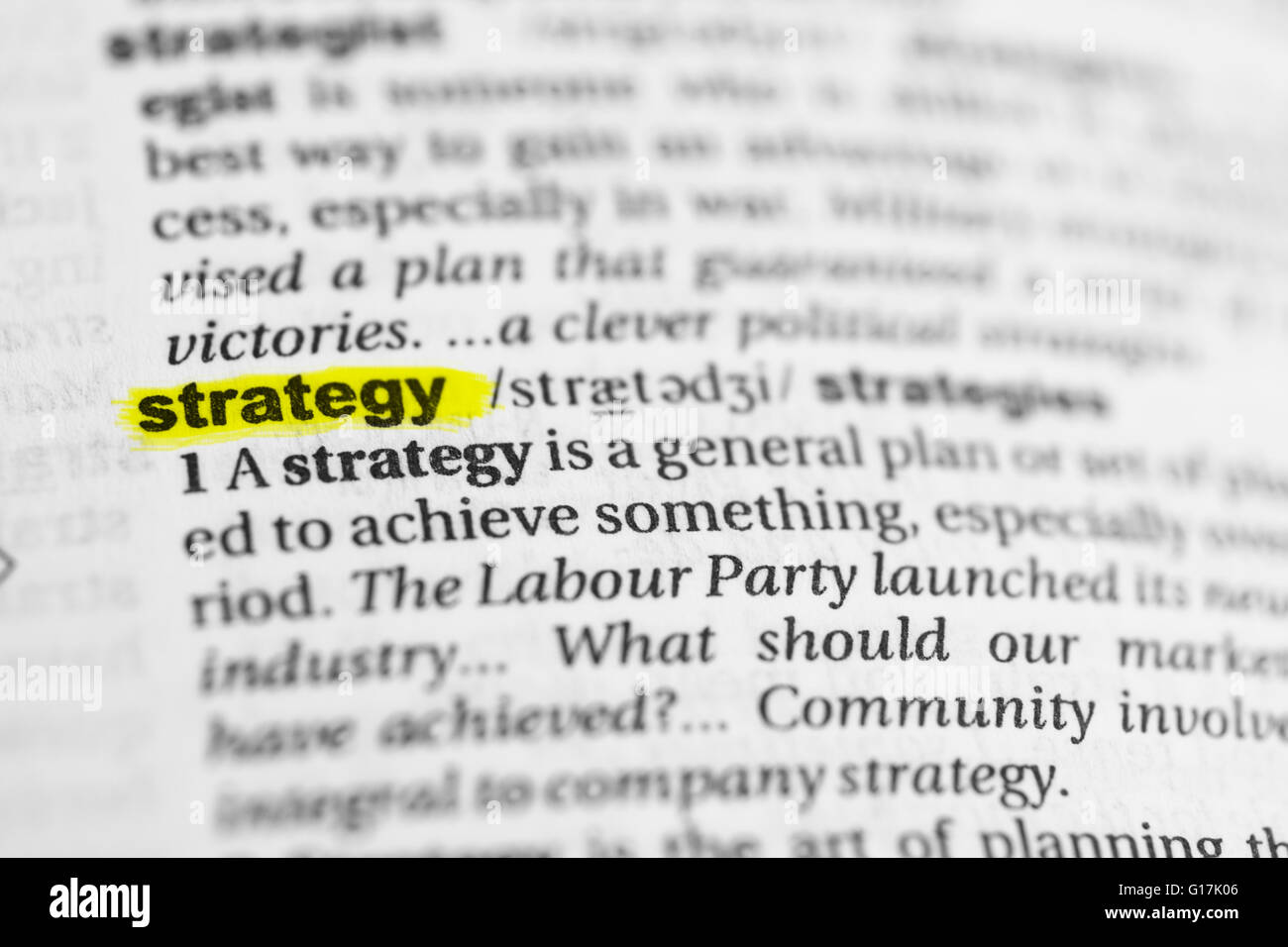 Detail von dem englischen Wort "Strategie" hervorgehoben und seine Definition aus dem Wörterbuch Stockfoto