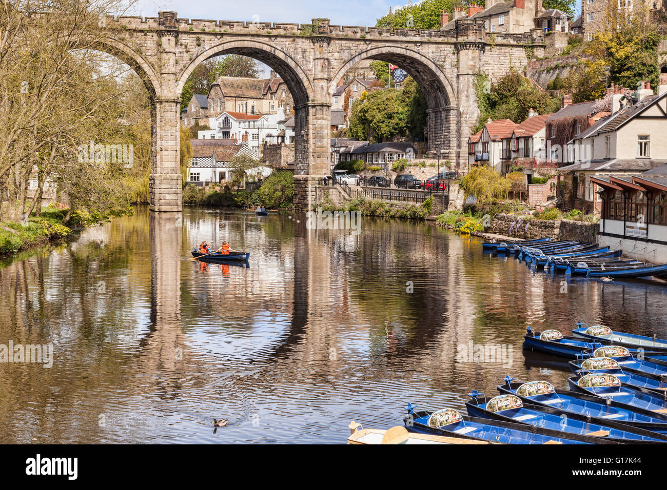 Der Eisenbahnviadukt bei Knaresborough und der Fluß Nidd, Yorkshire Dales, North Yorkshire, England, UK Stockfoto