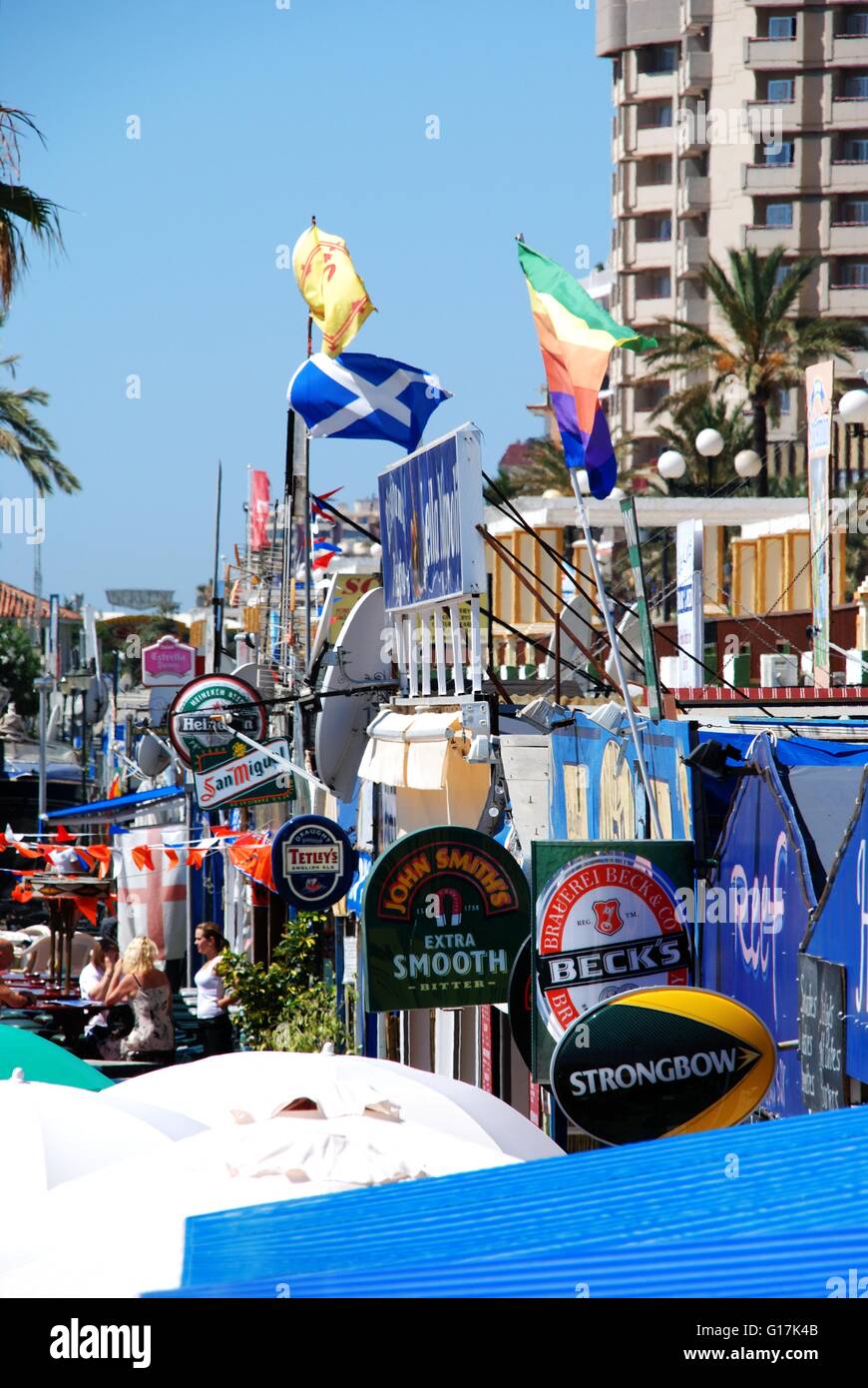 Zeile der britische Bars und Restaurants in der Provinz Hafen von Fuengirola, Malaga, Andalusien, Spanien, Westeuropa. Stockfoto