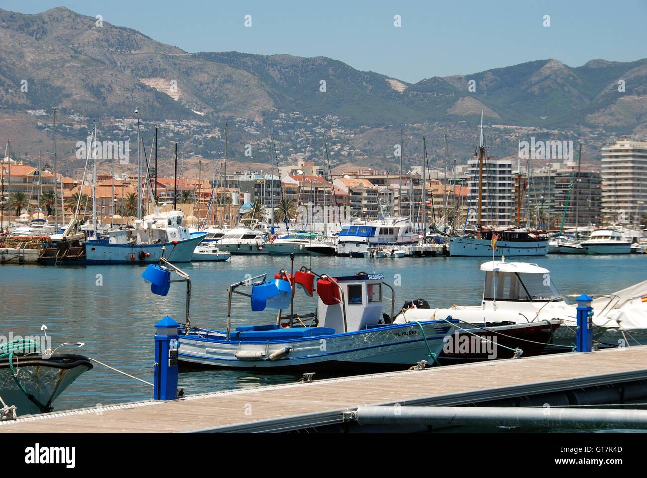Traditionelle Fischerboote und Fischkutter in den Hafen von Fuengirola, Provinz Malaga, Andalusien, Spanien, Westeuropa. Stockfoto