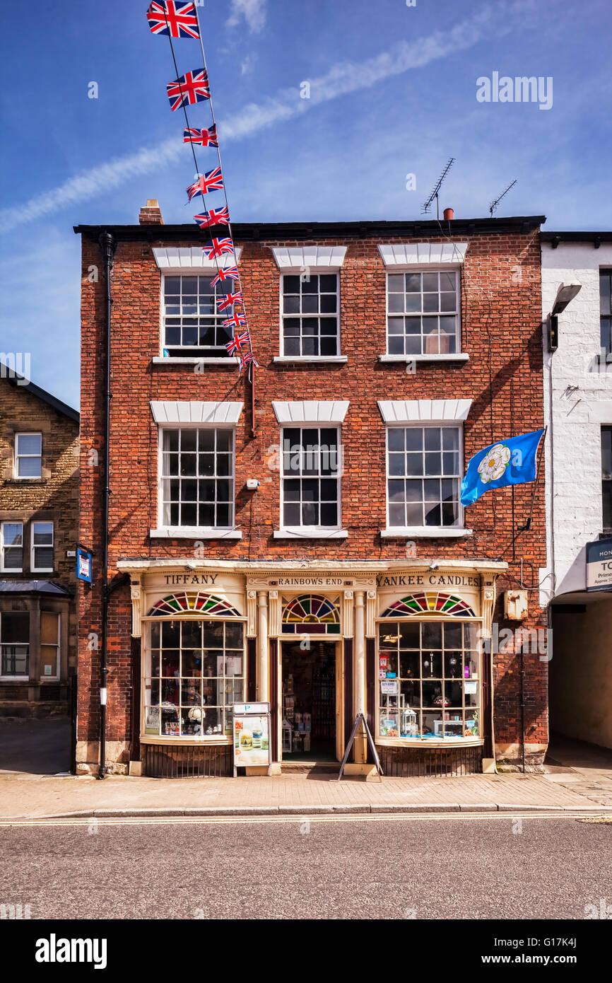 Kaufen Sie in Knaresborough High Street, North Yorkshire, England ein, UK, mit Union Jack Ammer und die weiße Rose Flagge Yorks Stockfoto