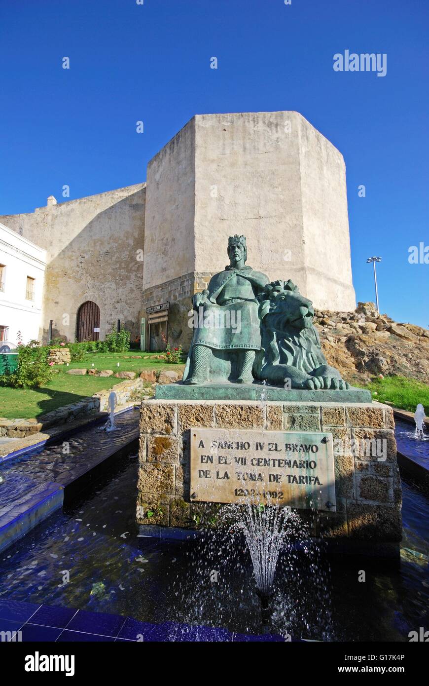 Burg Guzman el Bueno mit Statue von Sancho IV die mutigen im Vordergrund, Tarifa, Costa De La Luz; Provinz Cadiz, Spanien. Stockfoto