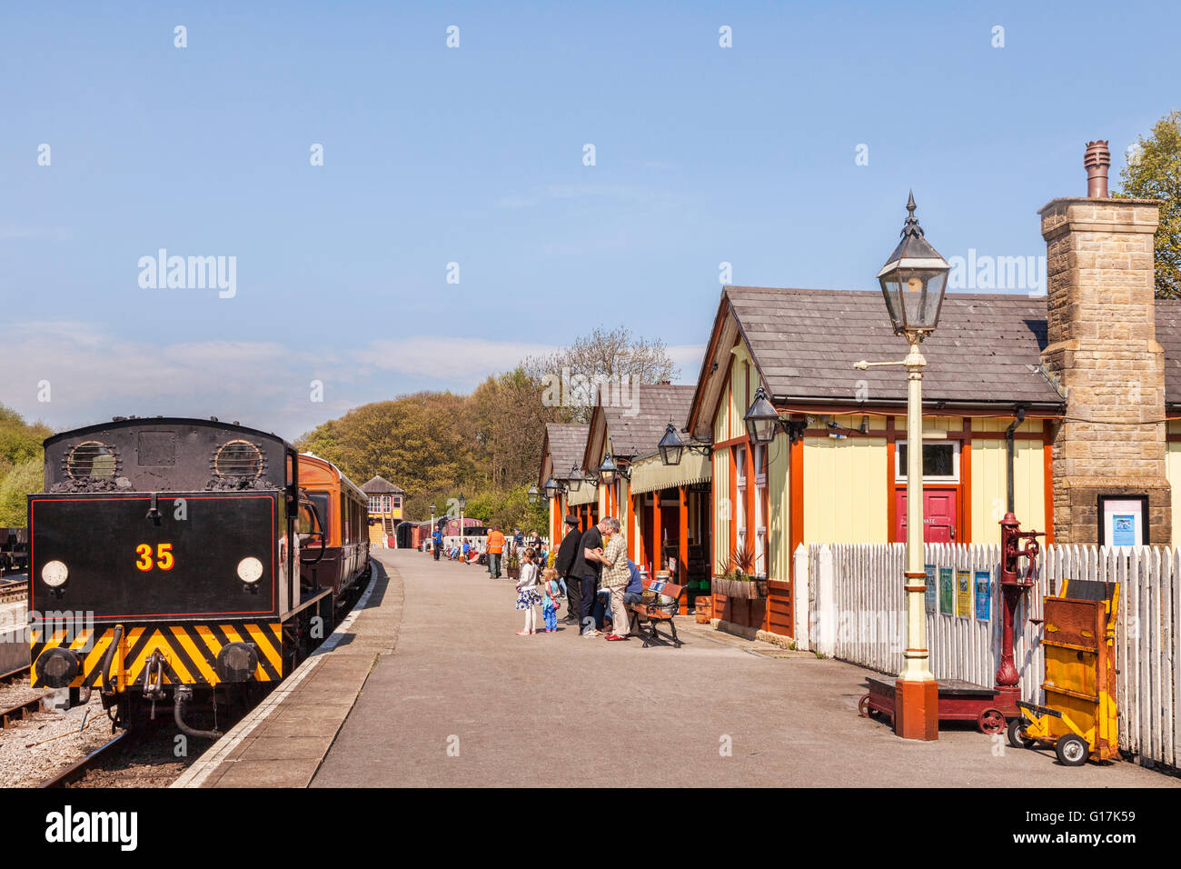 Menschen warten auf der Plattform an der Bolton Abbey Station 0-6-0 Sparmaßnahmen Klasse Sattel Tenderlok ankommt, zeigt seine Rückseite de Stockfoto