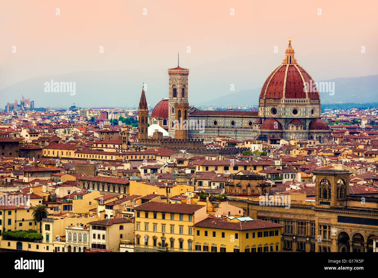 Blick auf Florenz in regnerischen nebligen Morgen vom Piazzale Michelangelo Stockfoto
