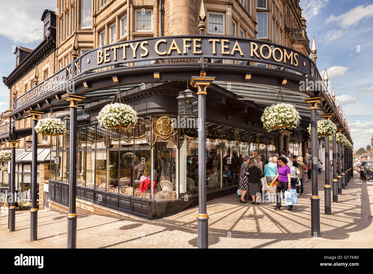 Bettys Cafe Tea Rooms, Harrogate, North Yorkshire, England, UK und eine Warteschlange warten draußen zu gehen. Stockfoto