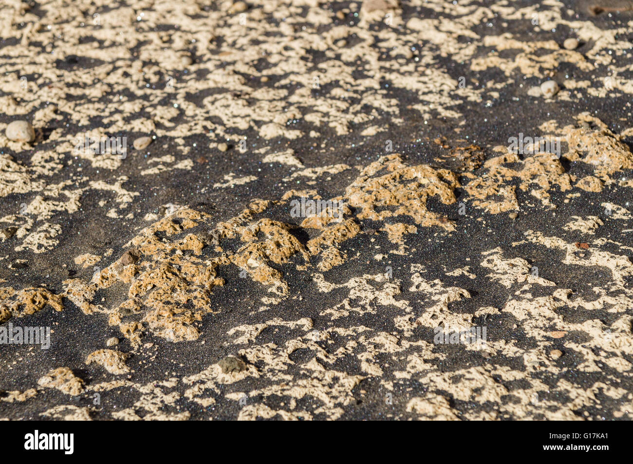 Vulkangestein und schwarzen Sand Closeup, geringe Schärfentiefe Stockfoto