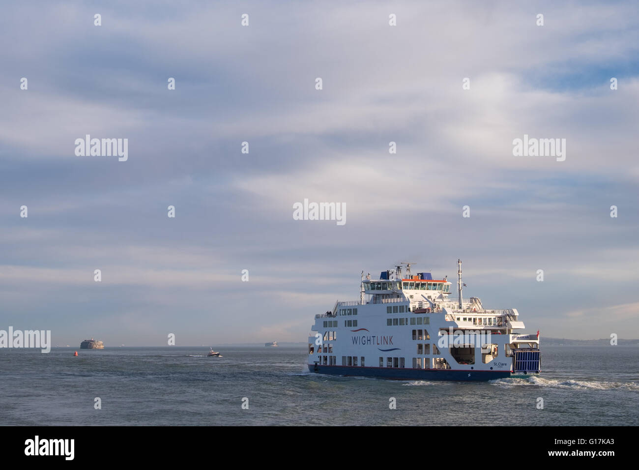 Die Wightlink Autofähre, St. Clare, verlässt Portsmouth Harbour für Fishbourne auf der Isle Of Wight bestimmt. Stockfoto