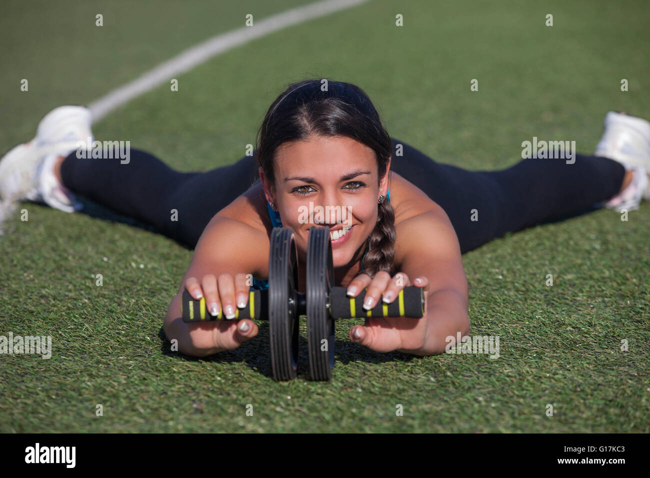 Fitness Training mit Muskelaufbau Rad-Sportlerin Stockfoto