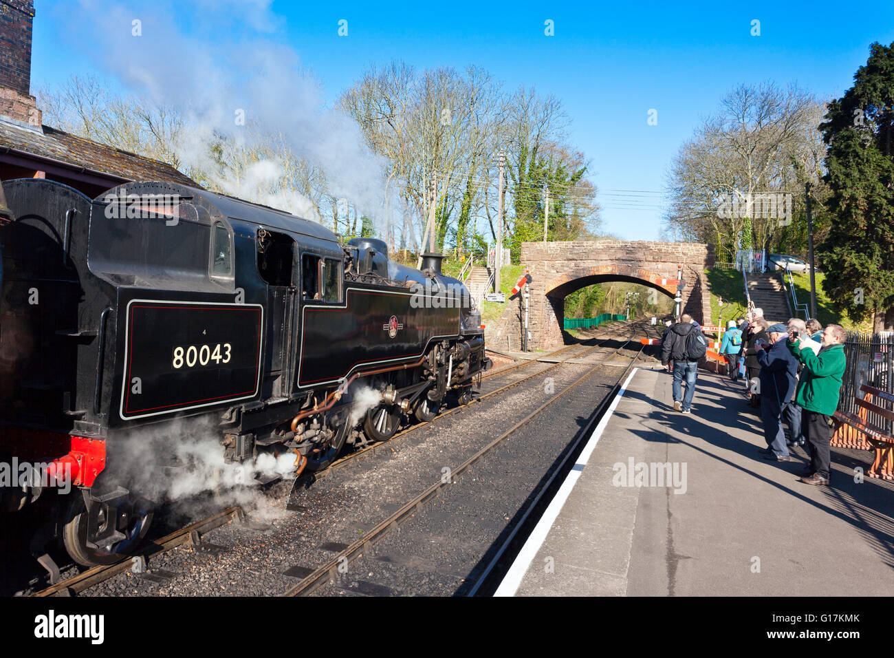 Ein Nahverkehrszug für Minehead fährt von Lydeard Station auf