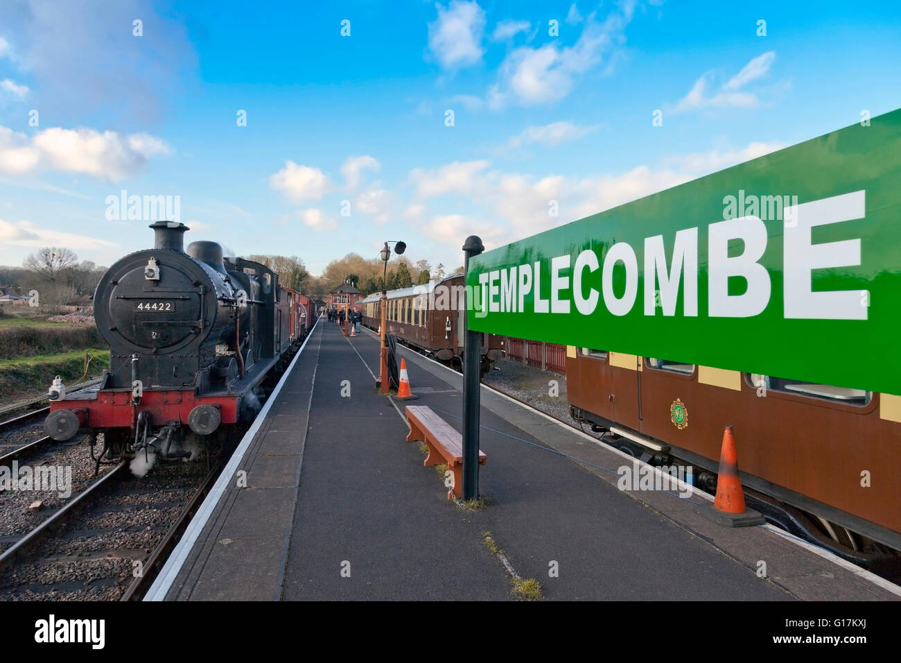 Der West Somerset Railway 2016 Spring Gala mit Ex-LMS 44422 Ankunft am "Templecombe" (eine umbenannte Bishops Lydeard) Bahnhof. Stockfoto