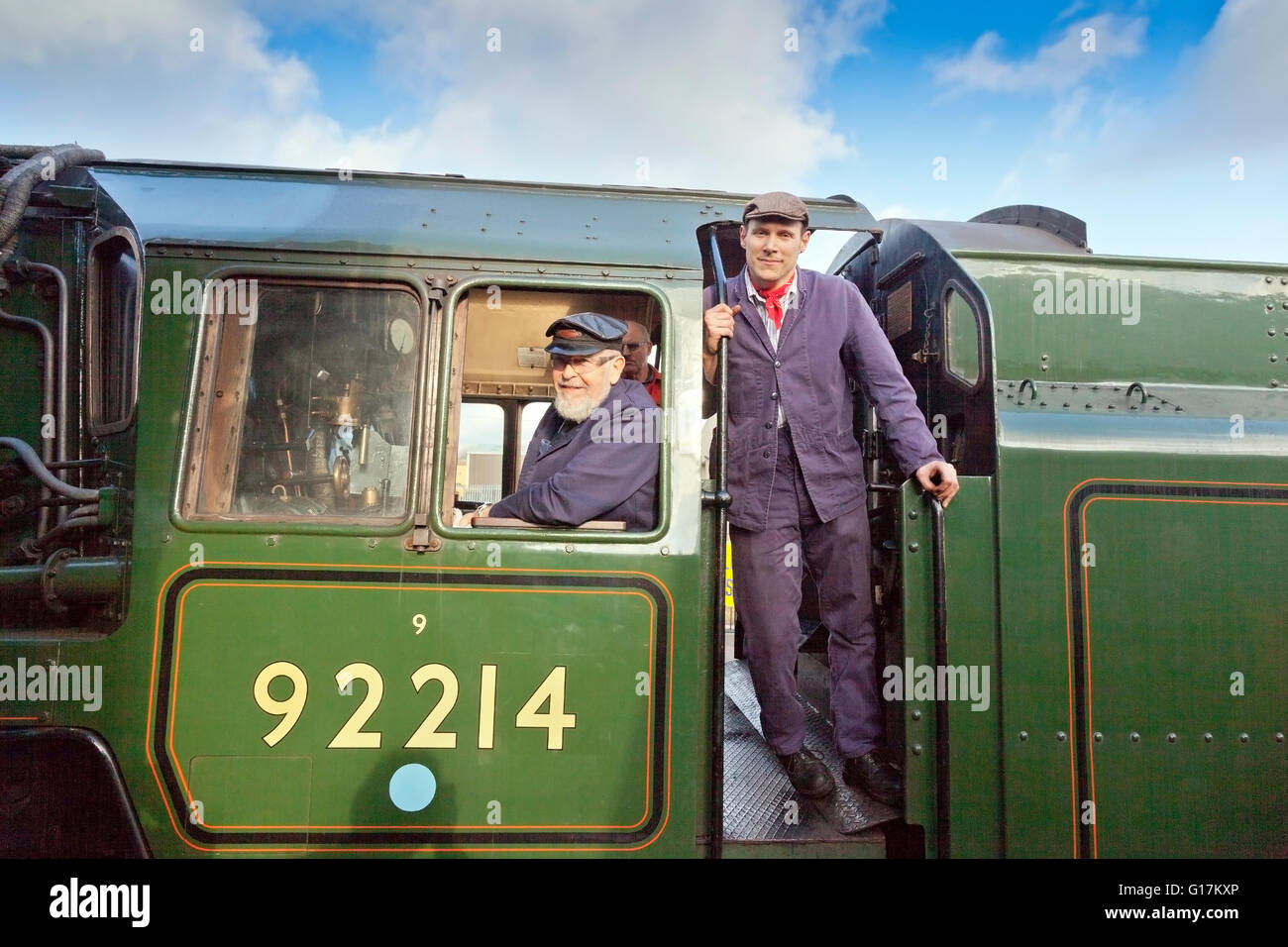 Fahrer und Feuerwehrmann auf der Fußplatte von einem Ex-BR 9F Fracht Lokomotive 92214 auf der West Somerset Railway, England, UK Stockfoto