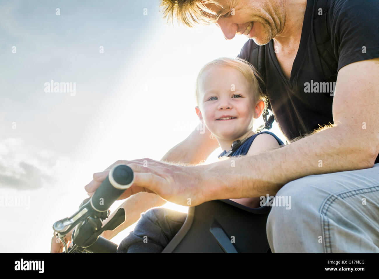 Vater und Baby Tochter reiten Bike zusammen Stockfoto