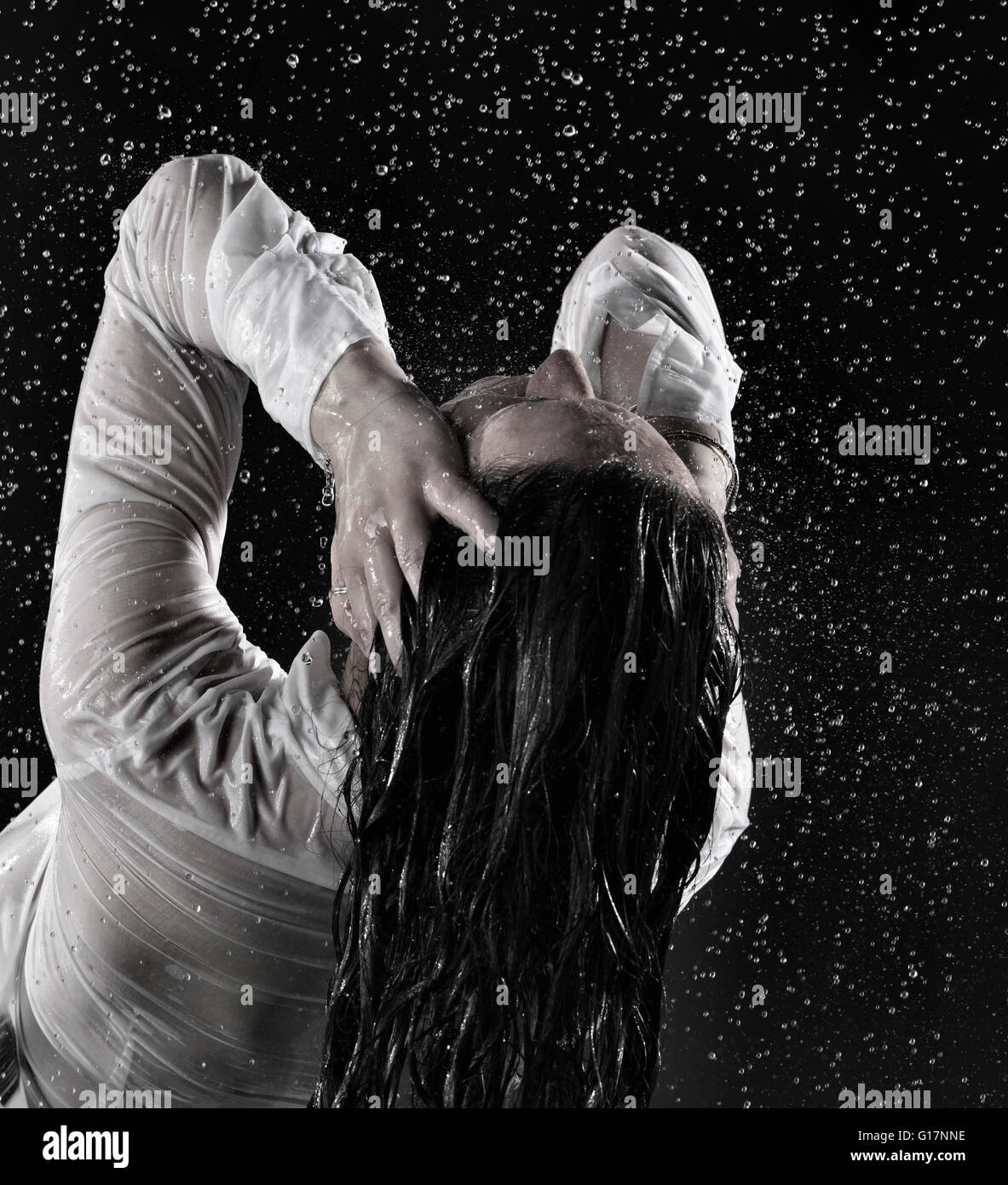 Rückansicht der Kopf der Frau zurück, getränkt in Regen Stockfoto