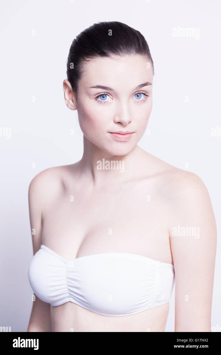 Kopf und Schulter Porträt der schönen jungen Frau trägt weiße Bikinitop Stockfoto