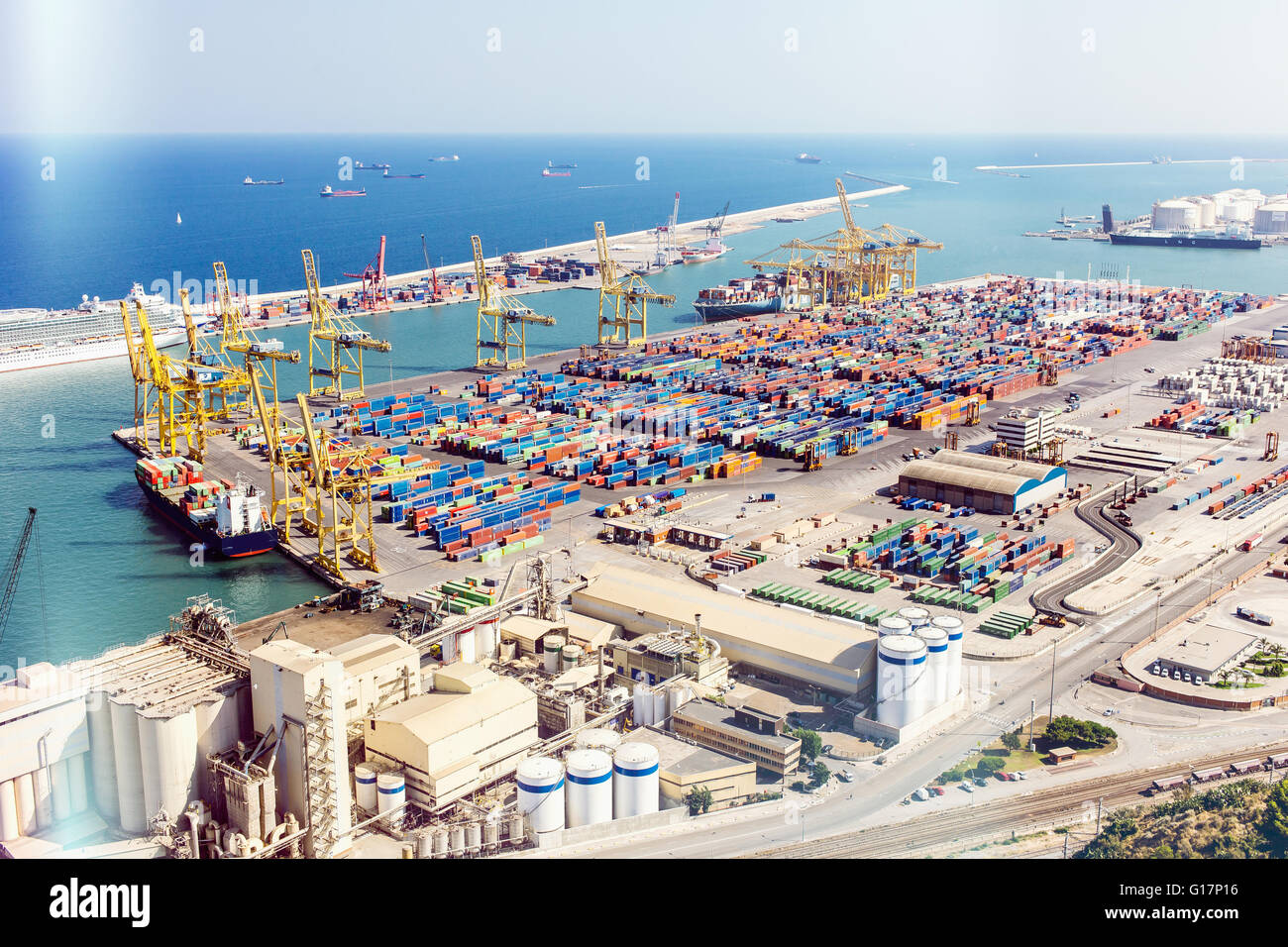 Erhöhten Blick auf Hafenkräne und Containern im Hafen, Barcelona, Spanien Stockfoto