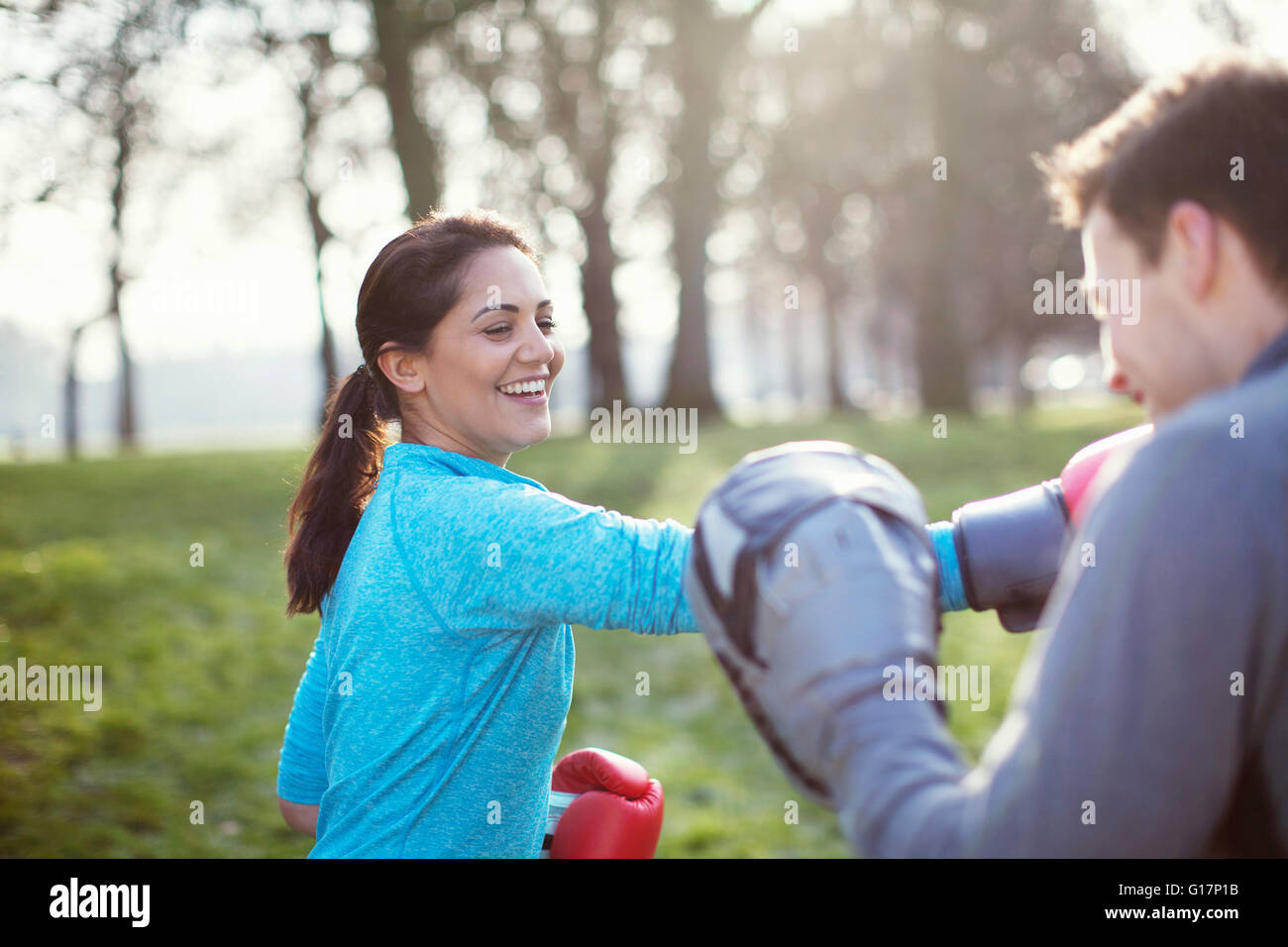 Junger Mann und Frau dabei Boxen Training im park Stockfoto