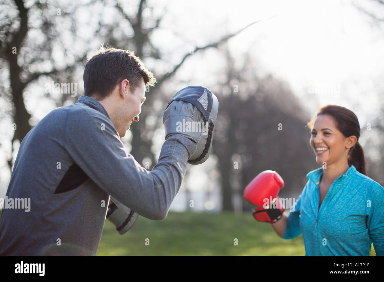 Junger Mann und Frau Boxtraining im park Stockfoto