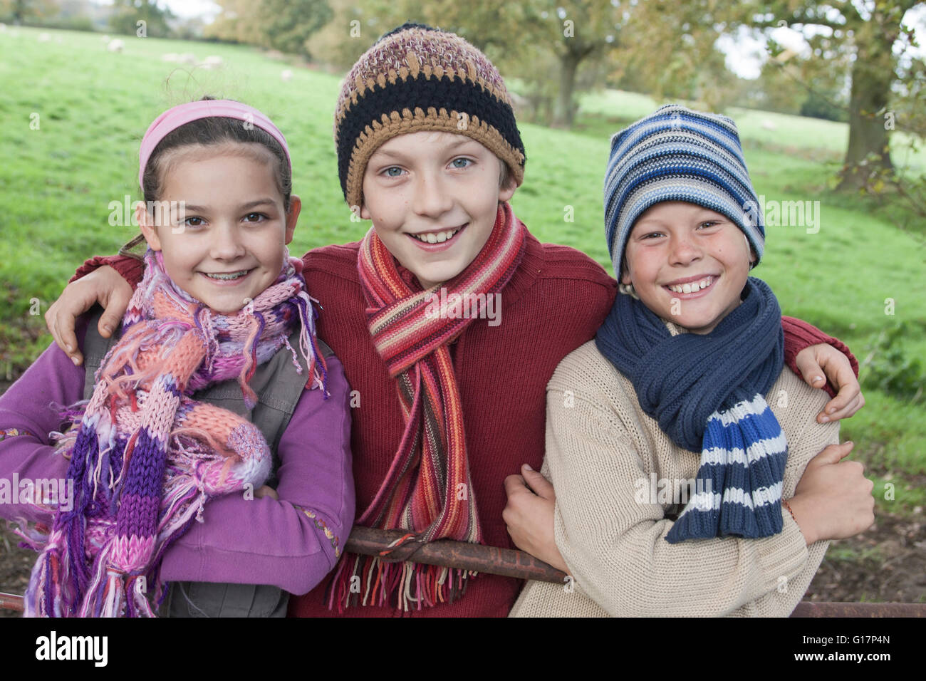 Porträt von drei Kindern im Park, Lächeln Stockfoto