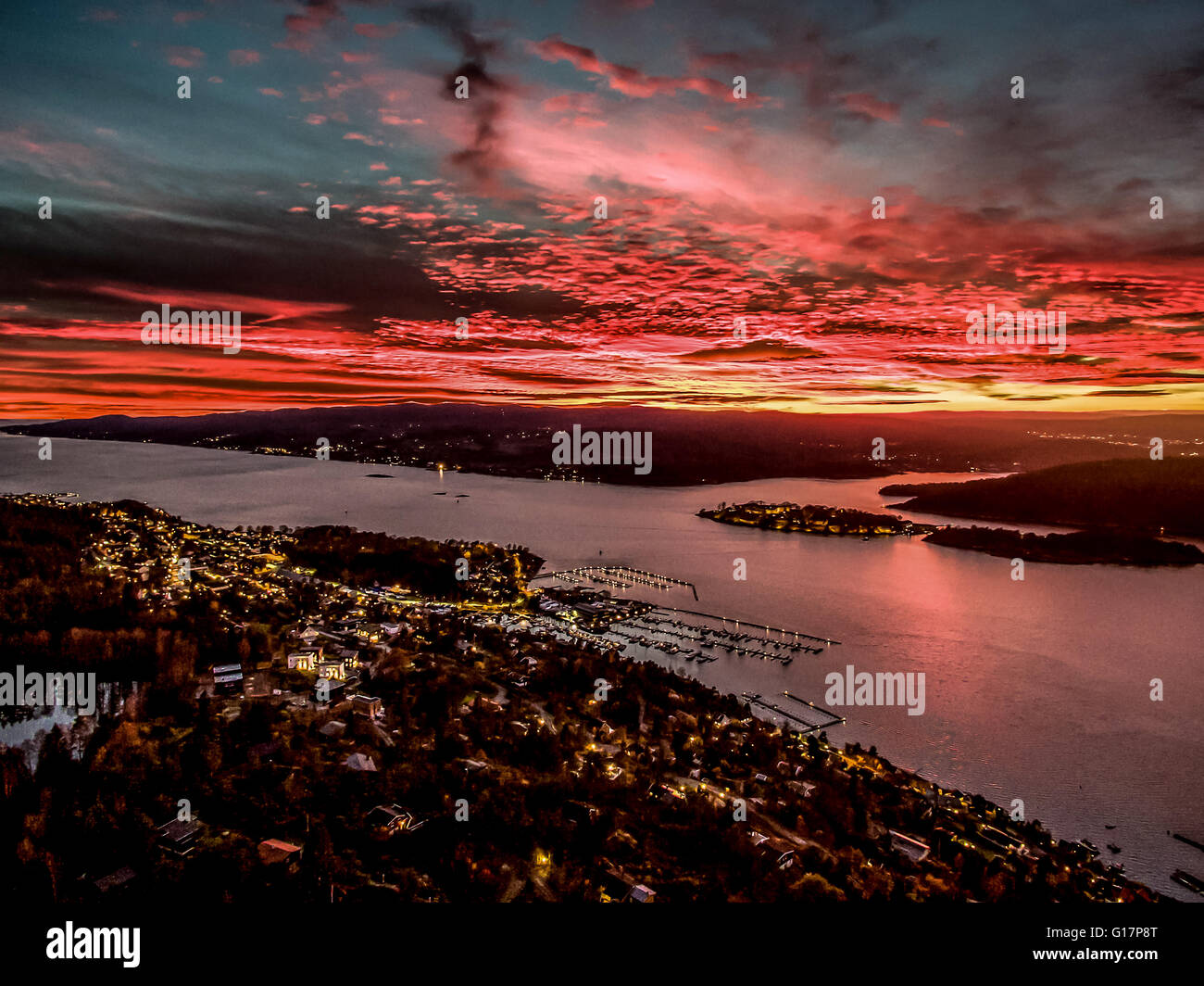 Erhöhten Blick auf Sonnenuntergang über der Stadt von Drobak, Norwegen Stockfoto
