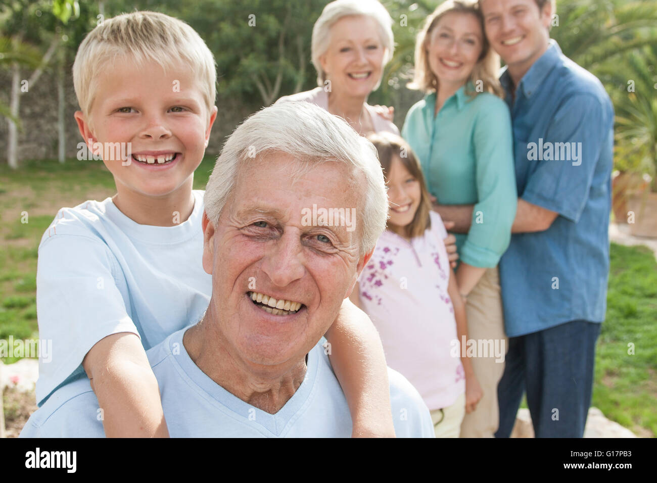 Porträt der ältere Mann und Enkel vor der Familie Blick auf die Kamera zu Lächeln Stockfoto