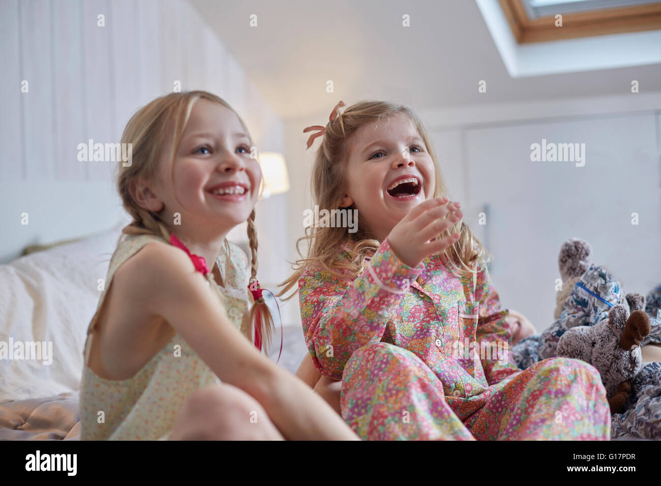 Mädchen lacht in Loft-Zimmer Stockfoto