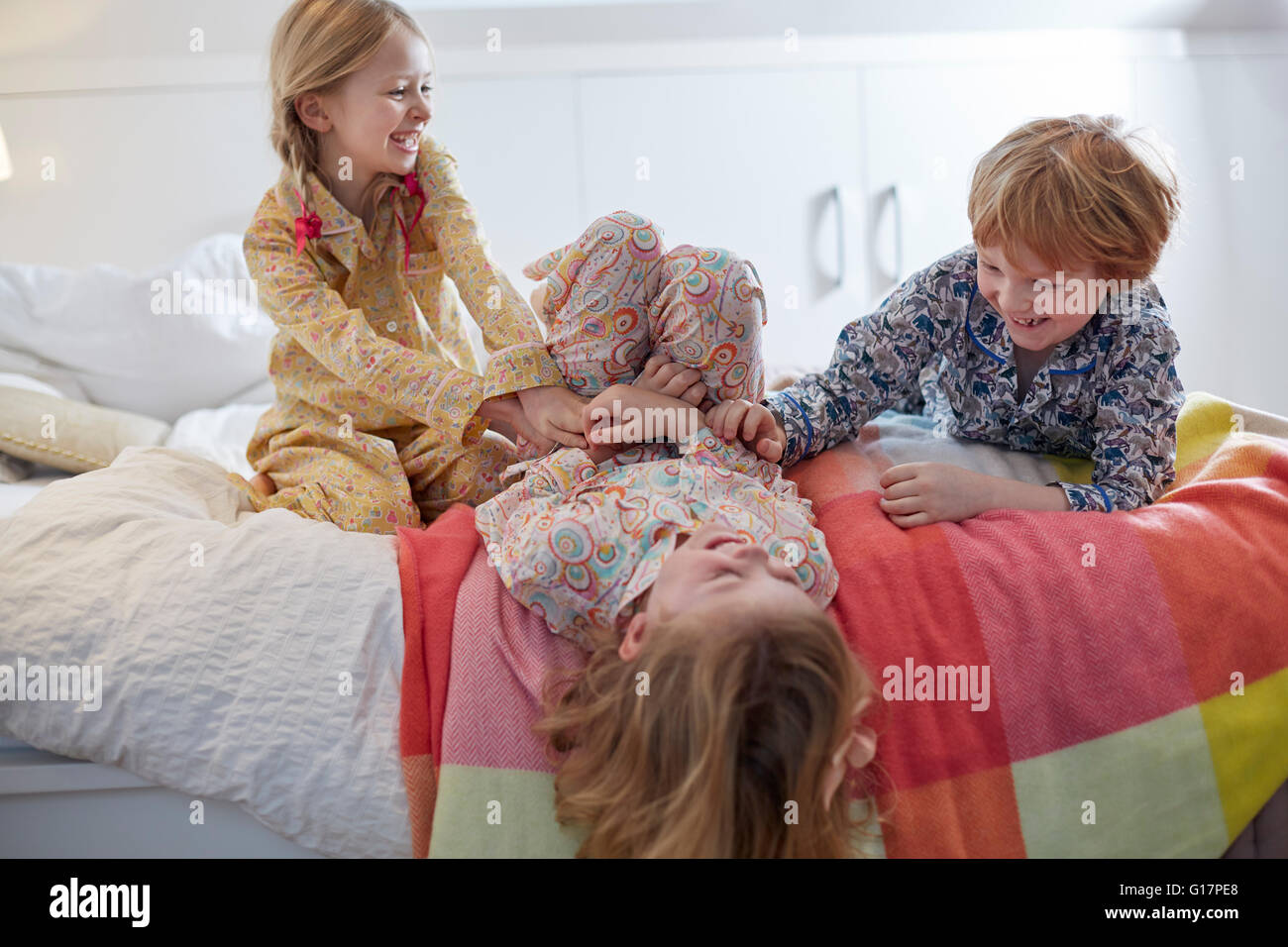 Kinder spielen im Bett Stockfoto