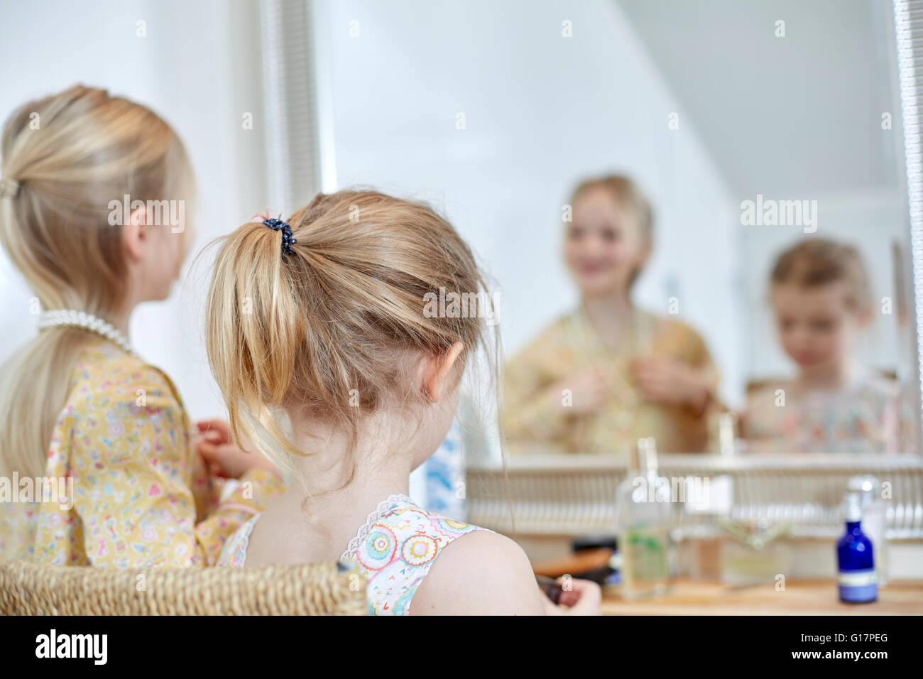 Spielen Mädchen Dress-Up im Schlafzimmer Stockfoto