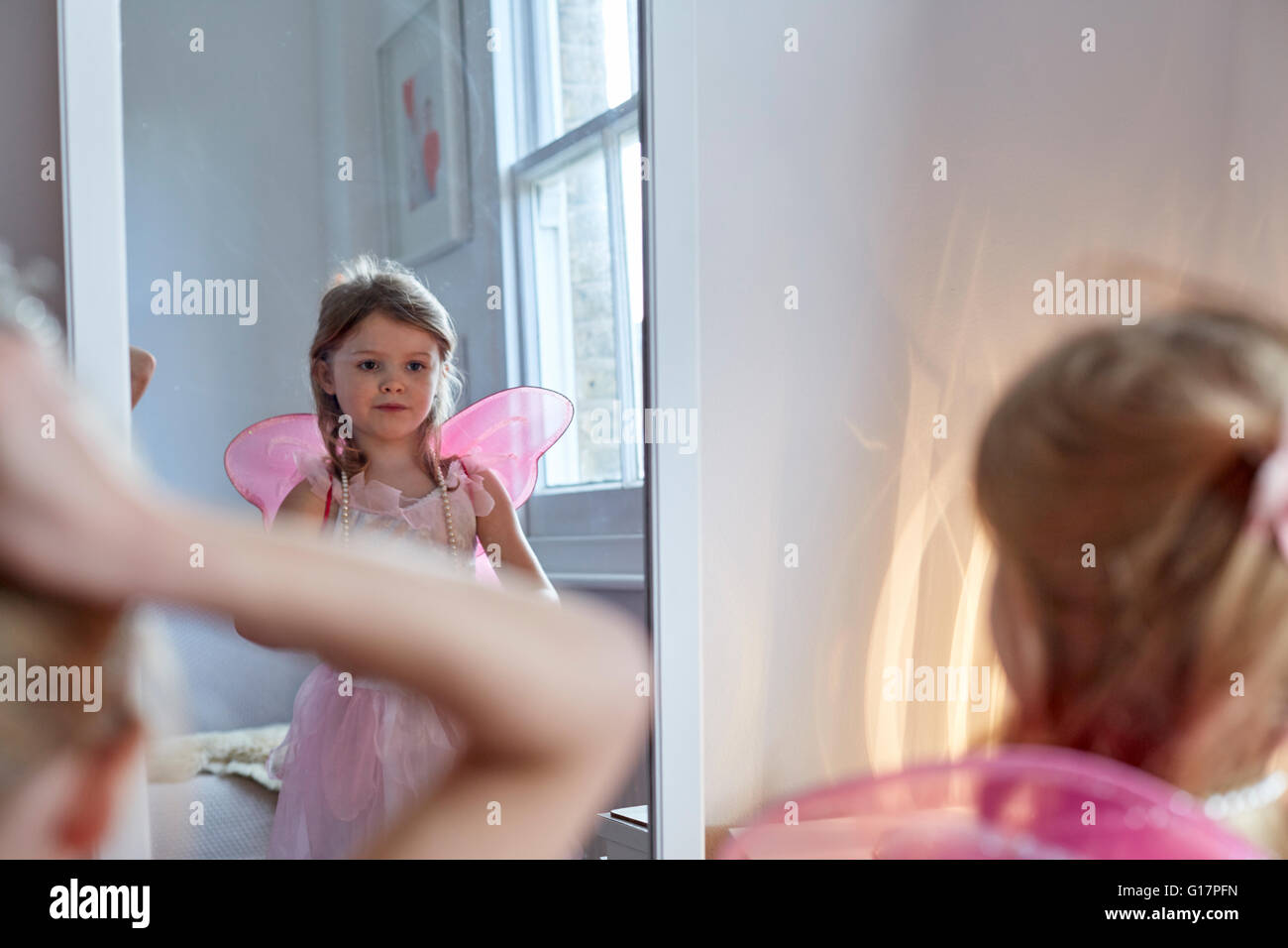 Mädchen im Märchen Kostüm in Spiegel Stockfoto