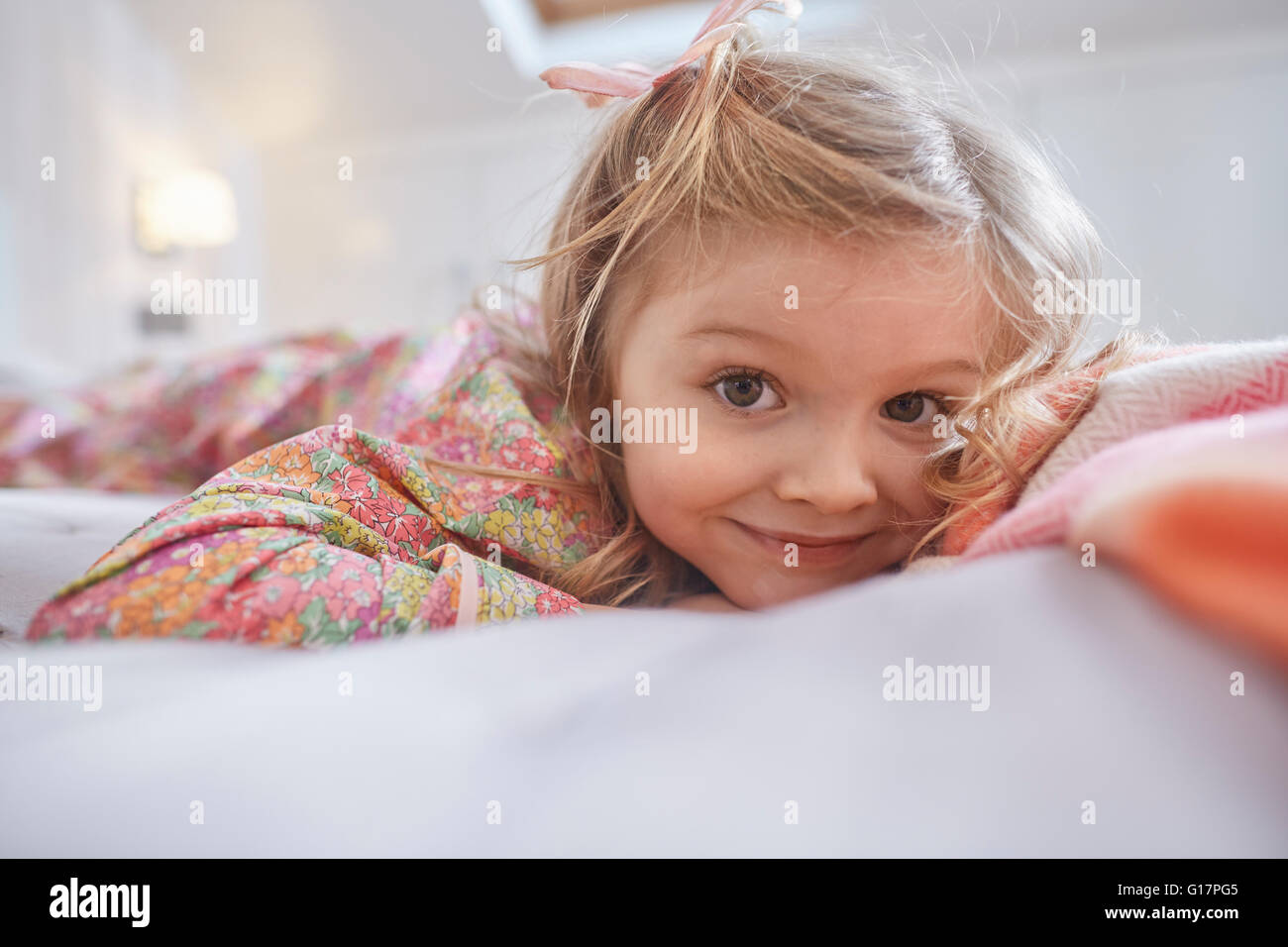 Mädchen auf dem Bett liegend Stockfoto