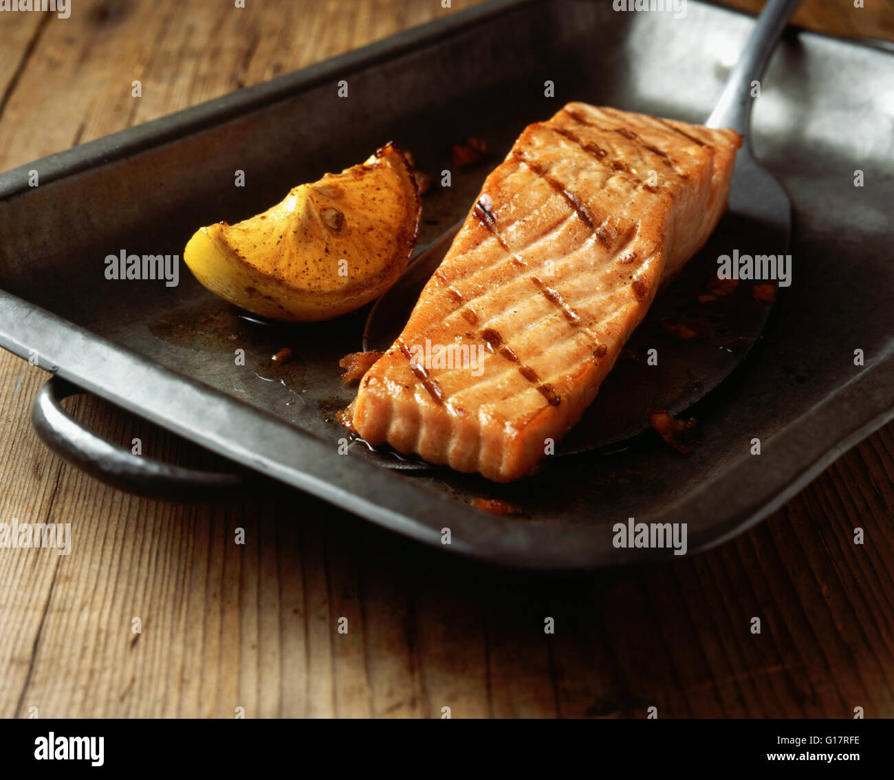 Gegrillter Lachs mit Zitrone Keil in Backform Stockfoto