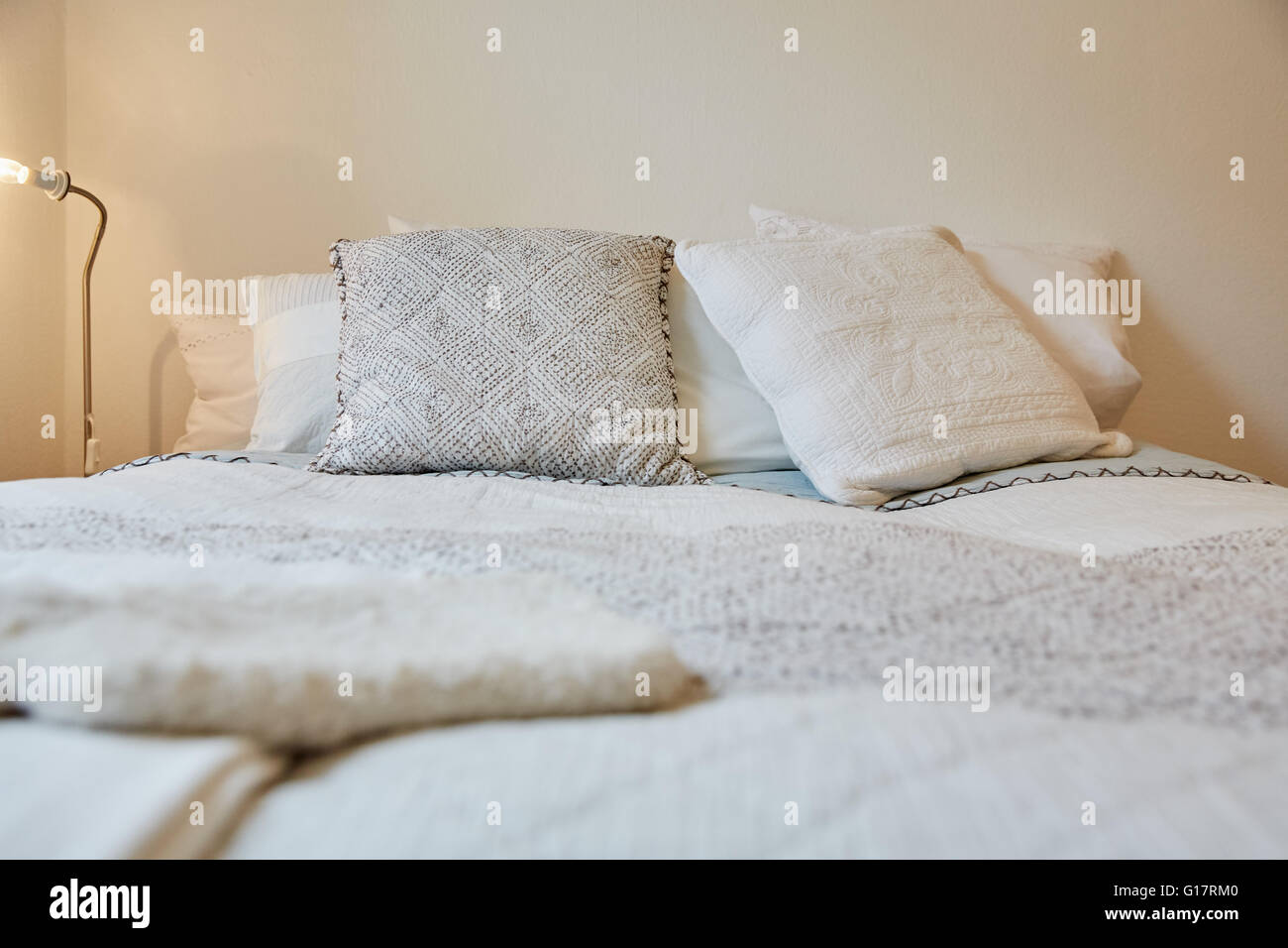 Ebene Oberflächenansicht von traditionellen Betten mit Kissen und Kissen Stockfoto