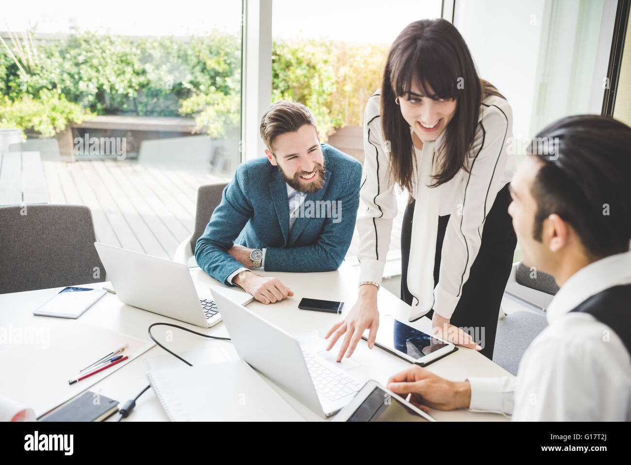 Junge Geschäftsfrau, Team am Konferenztisch zu erklären Stockfoto