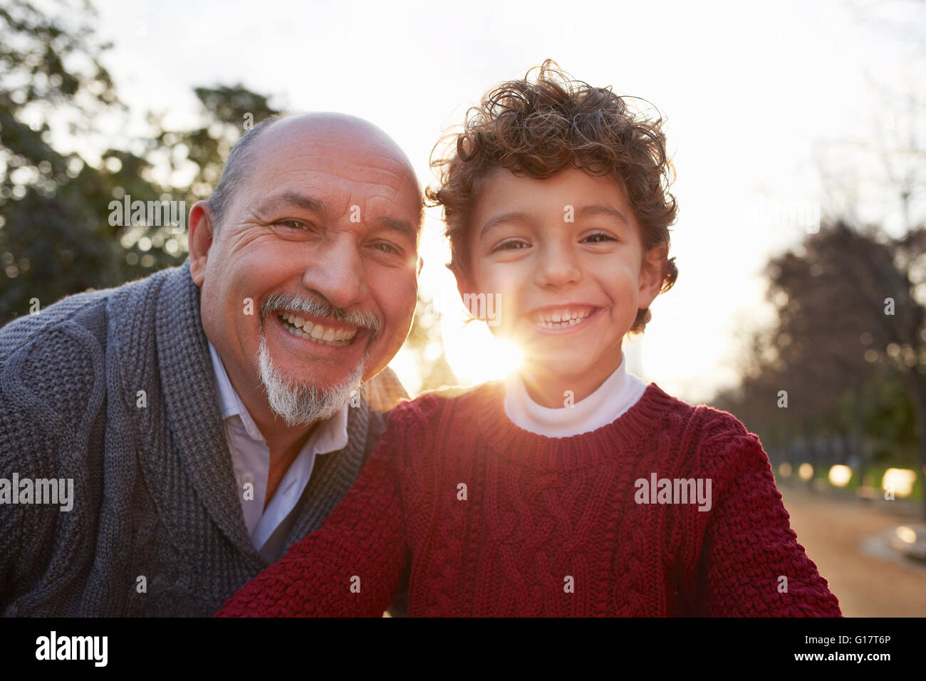 Porträt von Großvater und Enkel, Blick auf die Kamera zu Lächeln Stockfoto