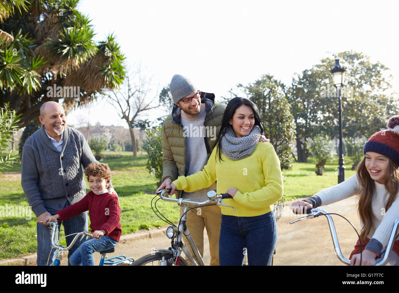 Multi-Generationen-Familie im Park auf mit Fahrrädern Stockfoto