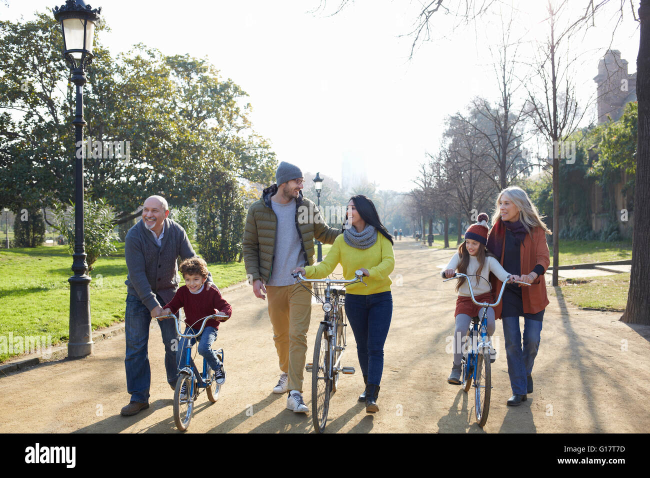 Multi-Generationen-Familie im Park auf mit Fahrrädern Stockfoto