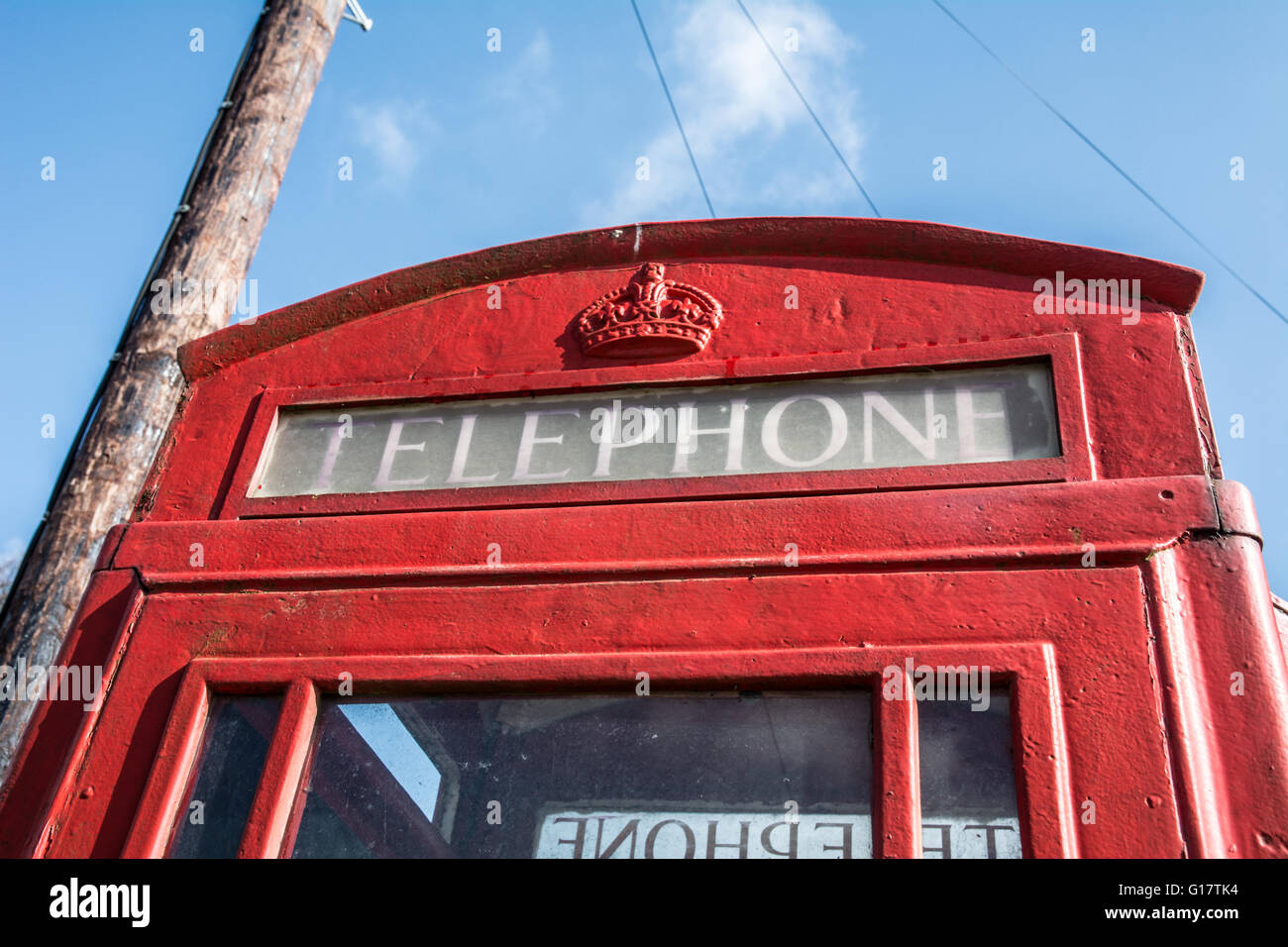 Eine alte rote Telefonzelle Stockfoto