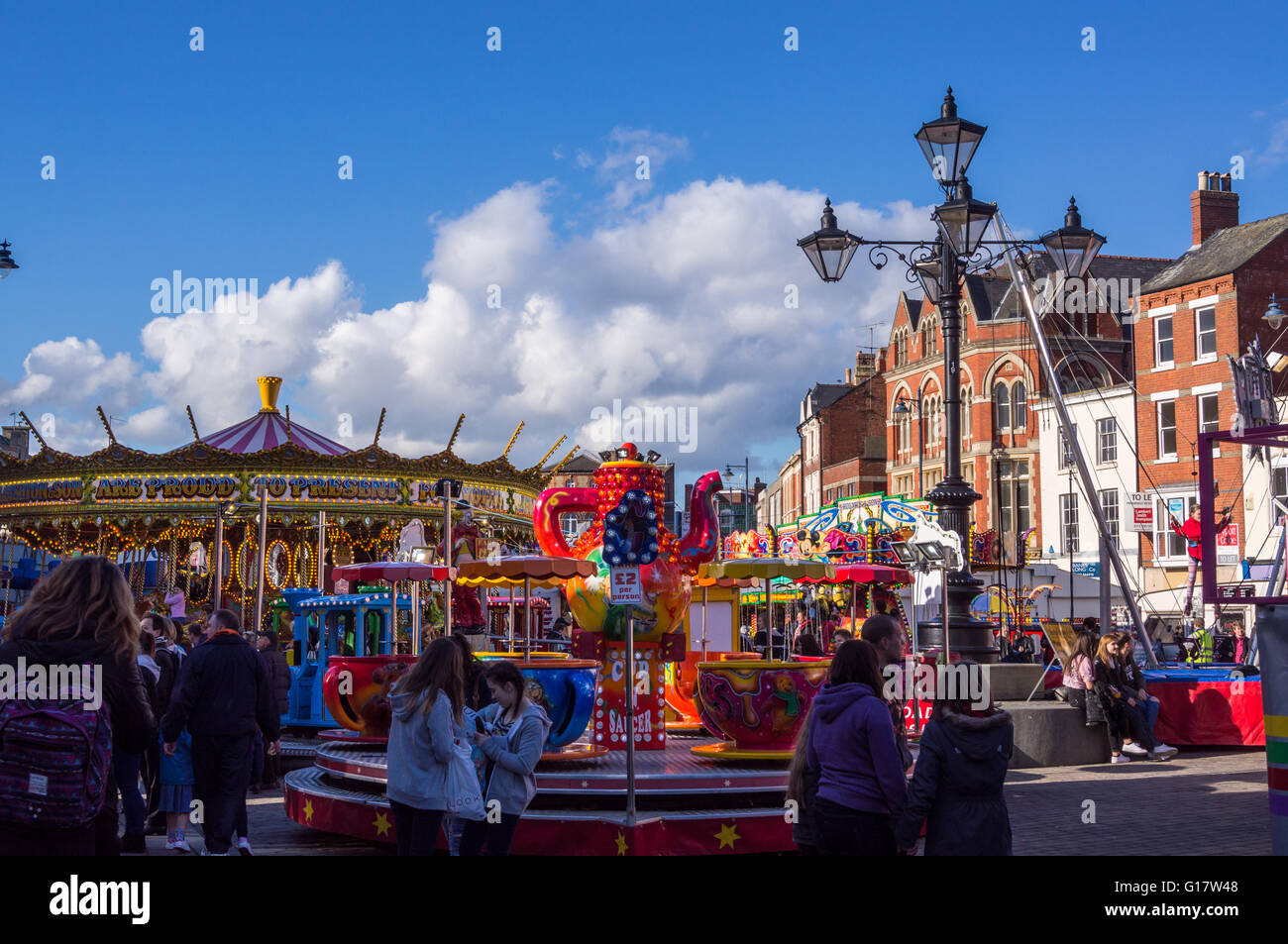 Karussell und Teetasse Fahrten an die May Fair, Market Place, Boston Lincolnshire, England Stockfoto