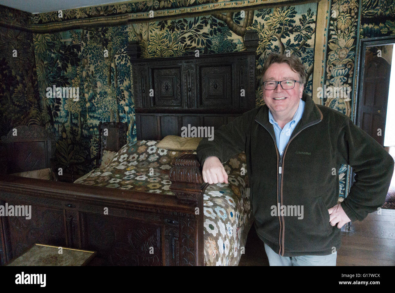 Chavenage House: George Lowsley-Williams neben Bett sowie von Oliver Cromwell verwendet hat Schauspieler Warren Clarke in der Fernsehserie Po Stockfoto