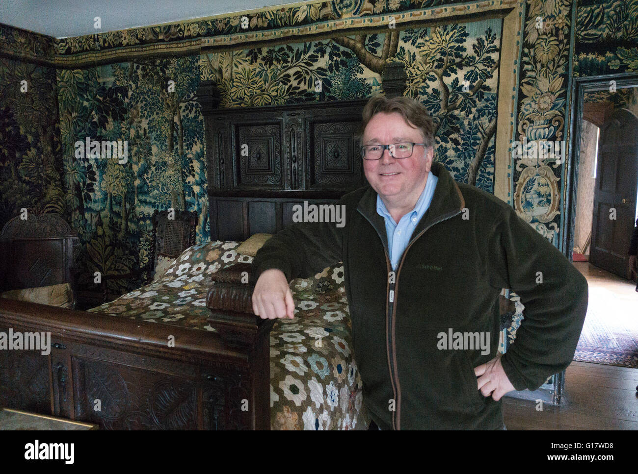 Chavenage House: George Lowsley-Williams neben Bett sowie von Oliver Cromwell verwendet hat Schauspieler Warren Clarke in der Fernsehserie Po Stockfoto