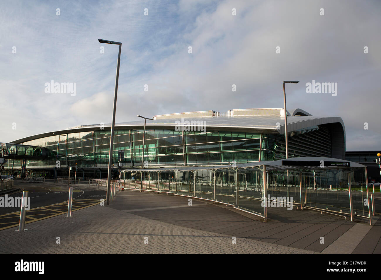 Die Fassade des Terminal 2 am Flughafen Dublin in Dublin, Irland. Der Flughafen verfügt über Vorabgenehmigungsverfahren für internationale Flüge in die USA Stockfoto